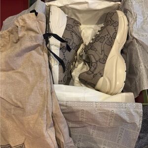 Gucci Men's Beige and Off-White Logo Sneakers